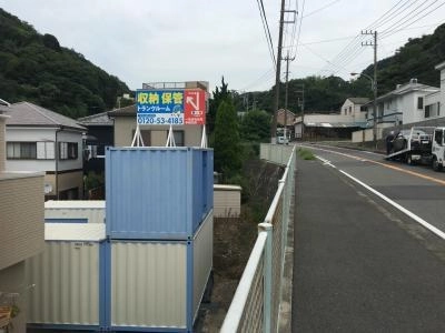 初月賃料無料の屋外型トランクルーム葉山一色店の写真