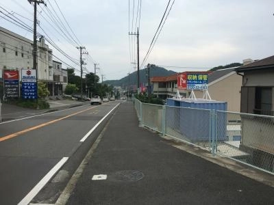 初月賃料無料の屋外型トランクルーム葉山一色店の写真