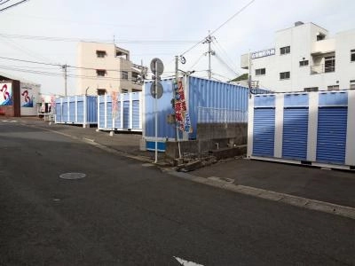 初月賃料無料の屋外型トランクルーム戸町店の写真